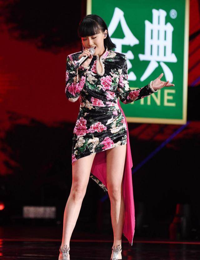 黄龄一袭紧身短裙大秀长腿姣好身材越看越迷人