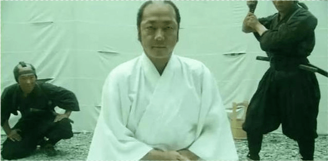 切腹这个动作基本上没人能彻底完成,往往是划开一个口子,旁边的介错人
