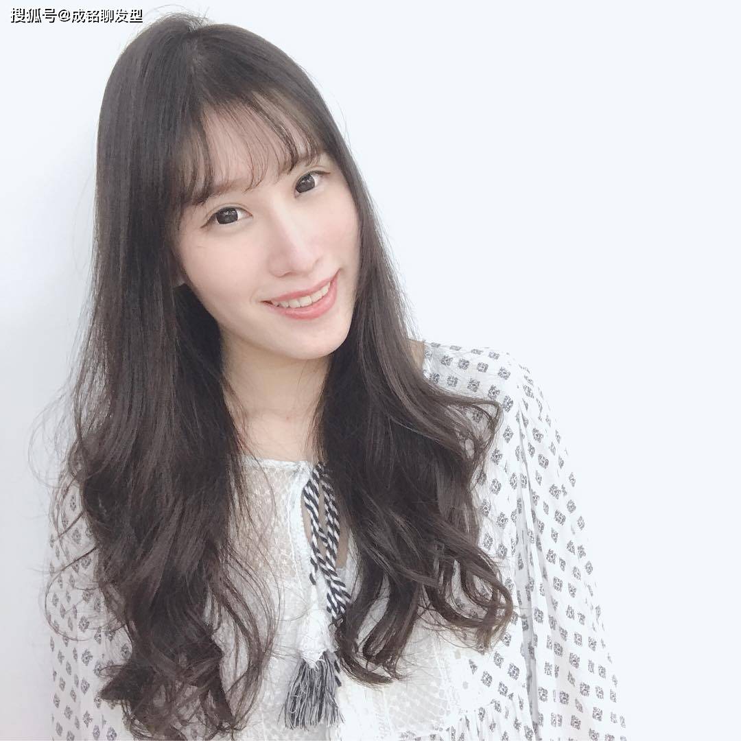 脸长的女人适合烫什么发型?试试这五款柔卷烫发,长脸可变小v脸