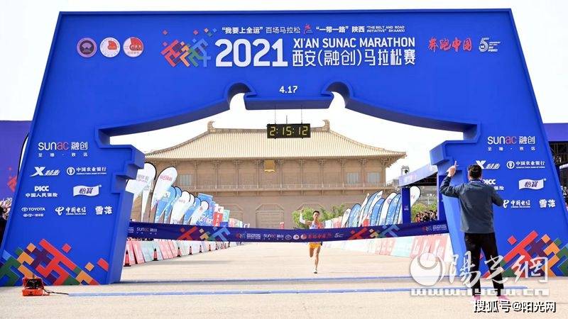 一场马拉松沸腾一座城2021西安马拉松鸣枪开跑