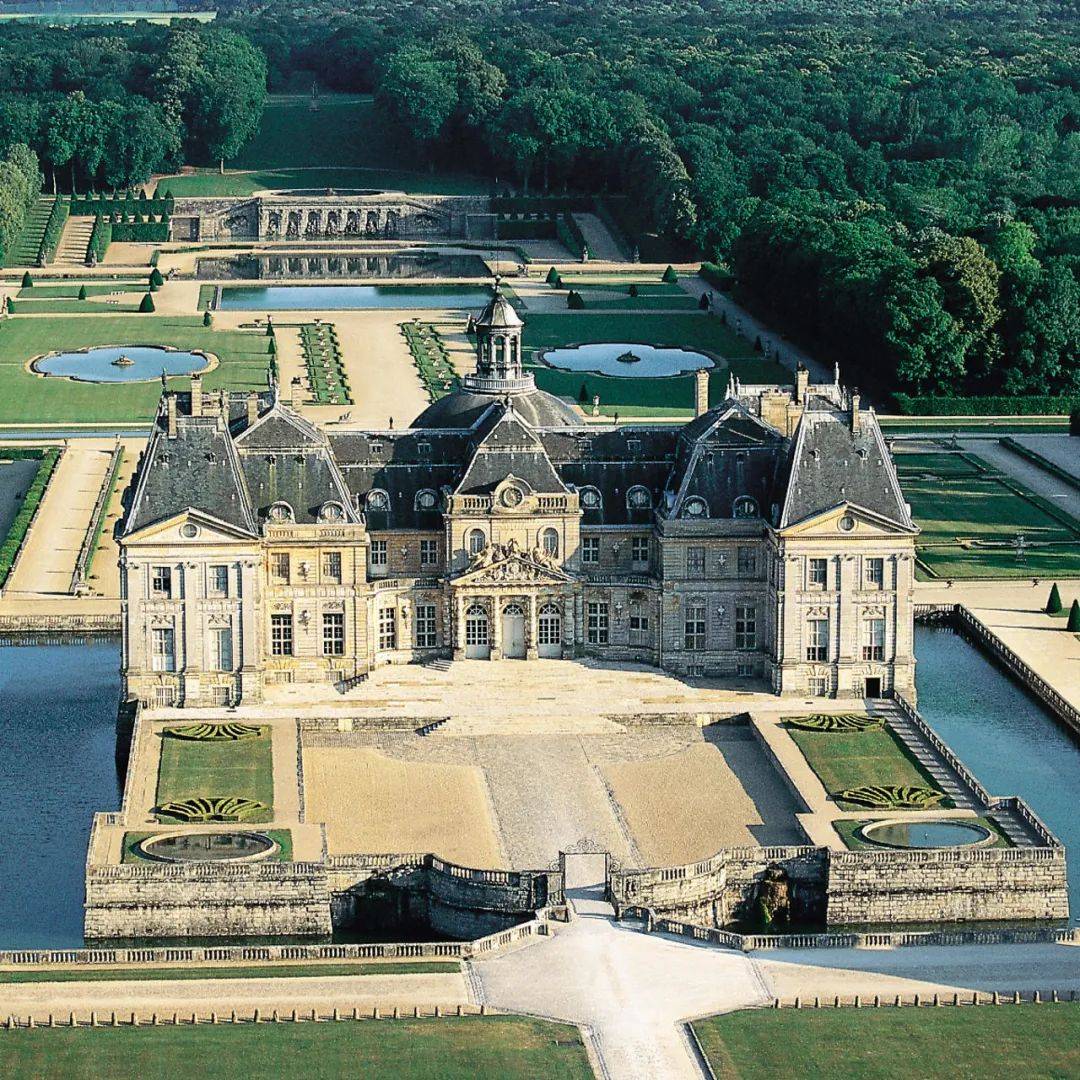 沃子爵城堡 ch09teau de vaux-le-vicomte 又被称为沃乐维康宫,是