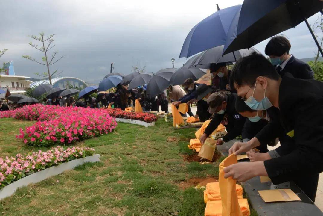 4月8日上午,南宁市殡葬服务管理处在七塘殡葬服务区举办首届"媒体开放