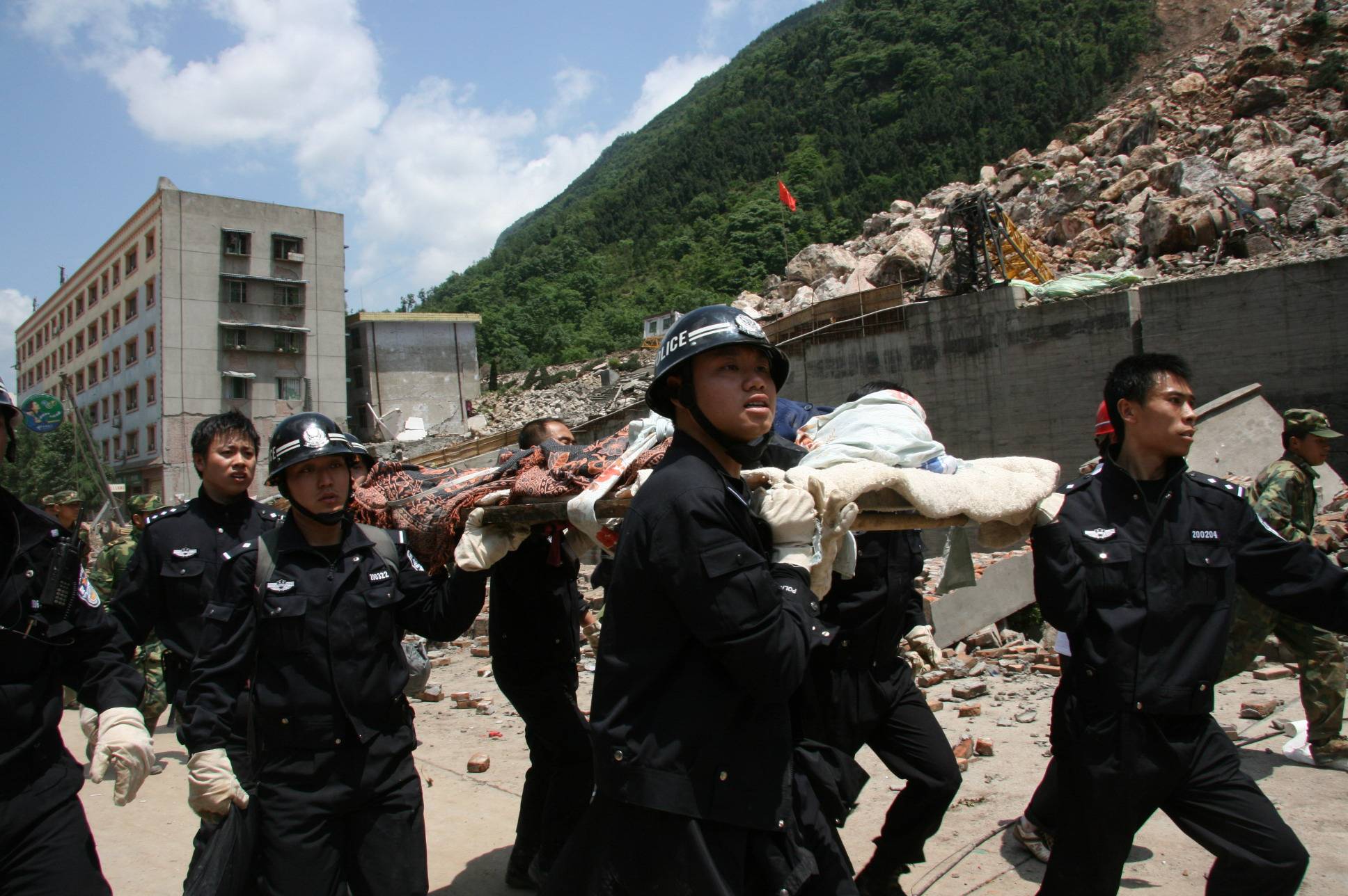 组建金鹰突击队,"尖刀"机动队,安检排爆队,特警战训处等4支专业,专职