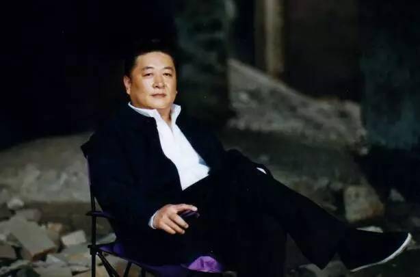 然而在《黑洞》里,刘斌就真的做到了这一点.