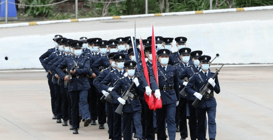 中国香港地区,警察的警服上,为何都有一根不同的绶带?