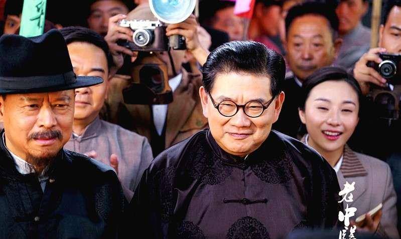 原创曹可凡近照梳二分头胖圆脸笑容可掬妻子是圈外人儿子也很胖