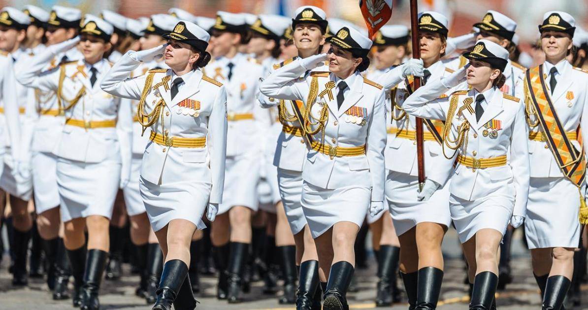 各国女兵阅兵:俄罗斯女兵大长腿,日本女兵背挎包,中国