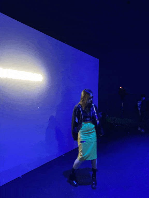 一些背景墙前凹造型的【美女站台花絮.