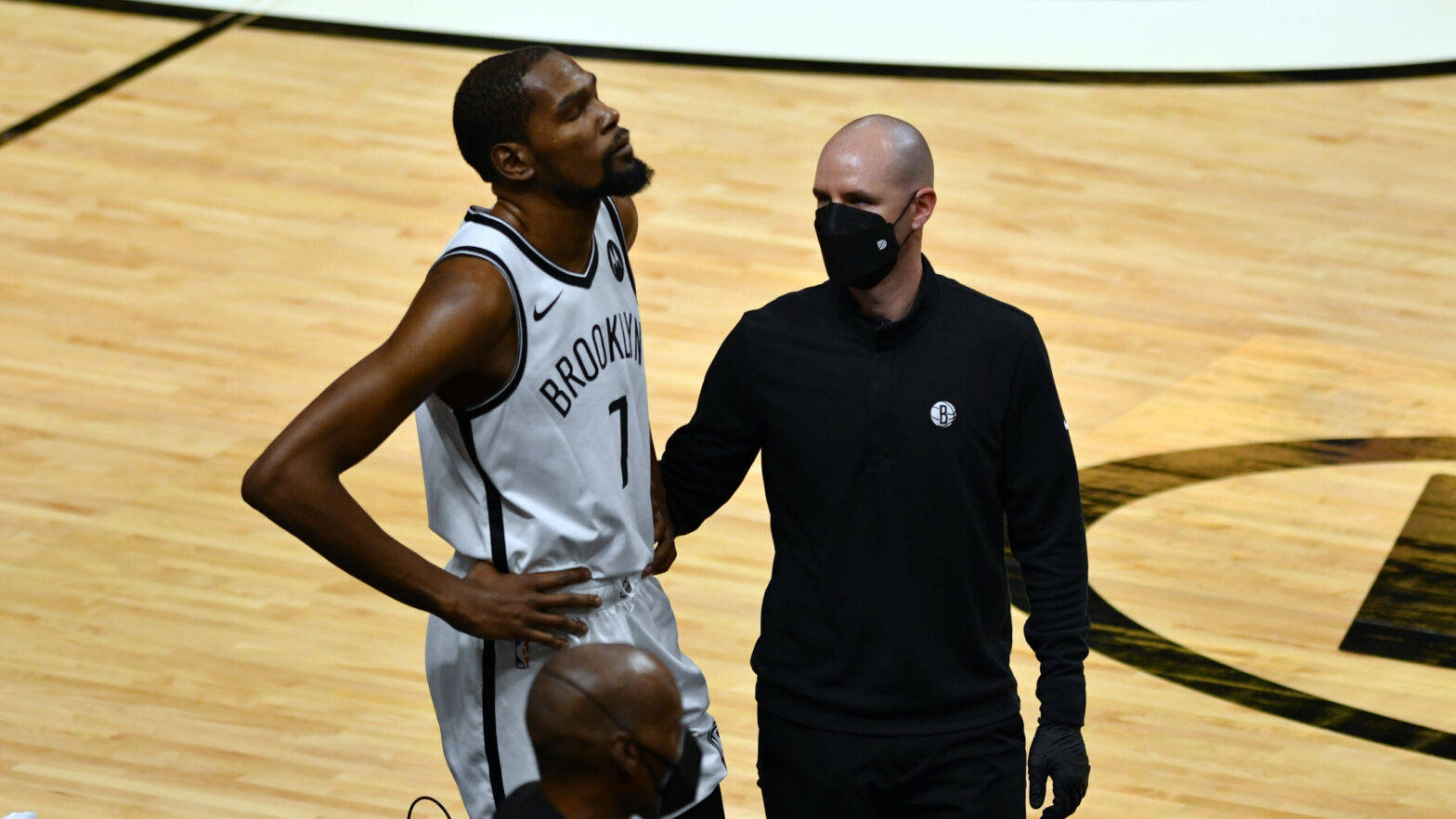 原创凯文杜兰特kevindurant因大腿受伤离开网队在迈阿密的比赛
