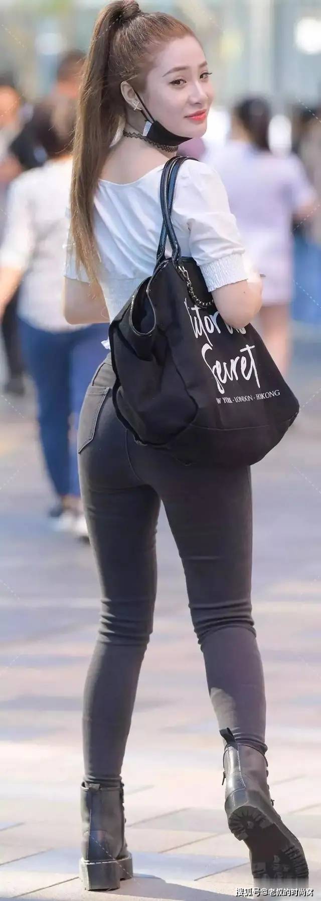 马尾辫美女把收腰牛仔裤穿出了不一样的时尚感,靓丽又多姿_身材