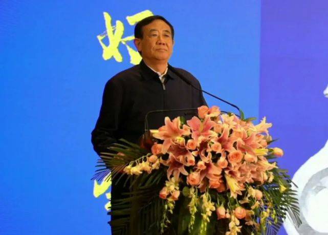 宁津县副县长李长顺,宁津县政协主席武永生为商会爱心企业家颁发"
