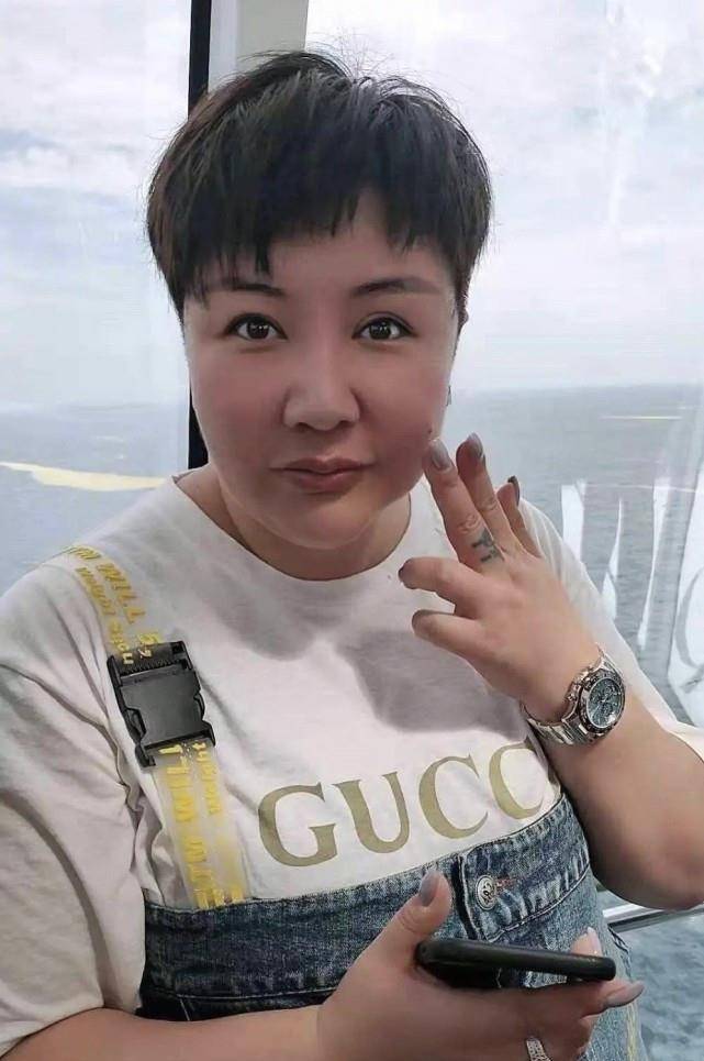 郭德纲老婆王惠庆祝生日三口人坐c位继子郭麒麟却站角落