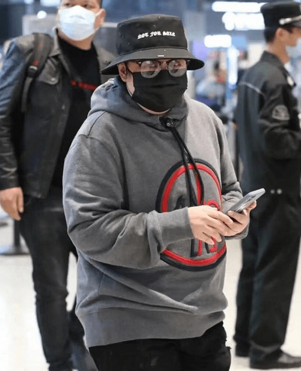 韩红暴瘦40斤后走机场,穿七千元卫衣配紧身裤,腿和胳膊一样细
