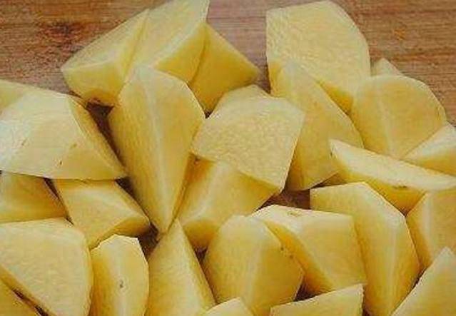 帮你解决世纪难题,明天吃什么?一道土豆烧排骨送给你!