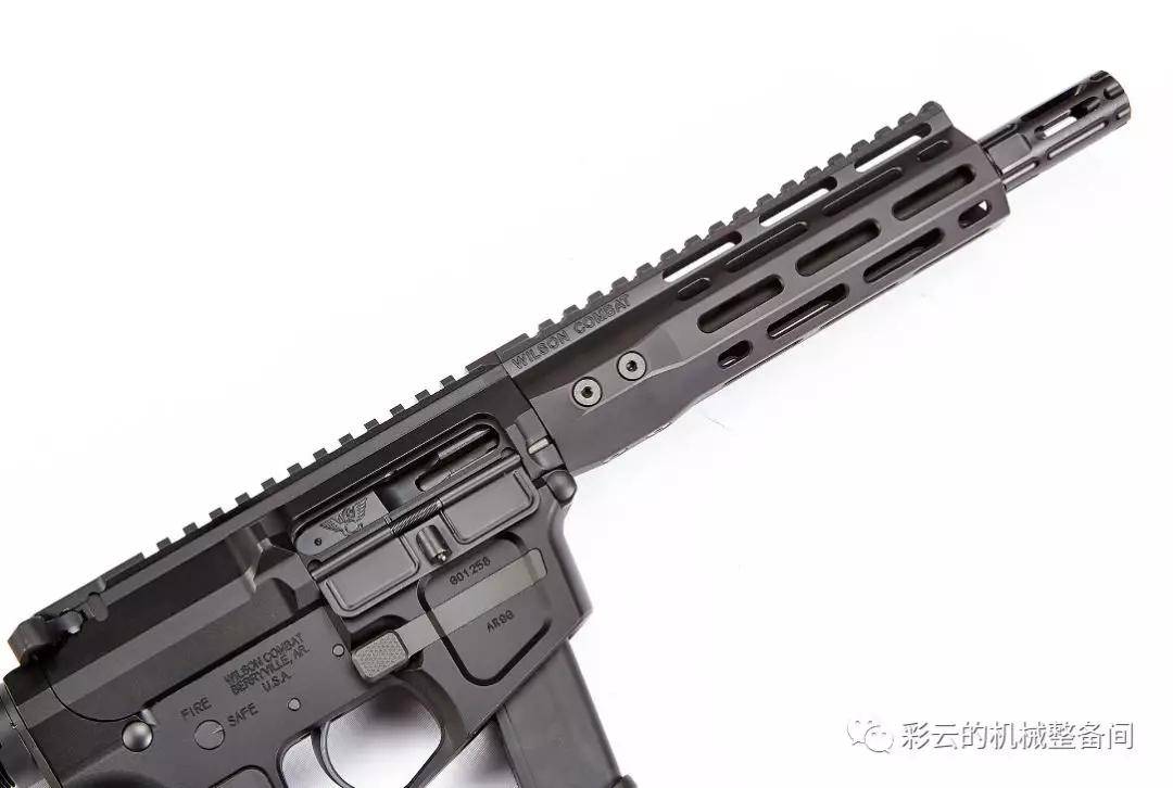 保留了原ar15步枪宽大的弹匣插口,插手枪弹匣时容易找准位置,便于