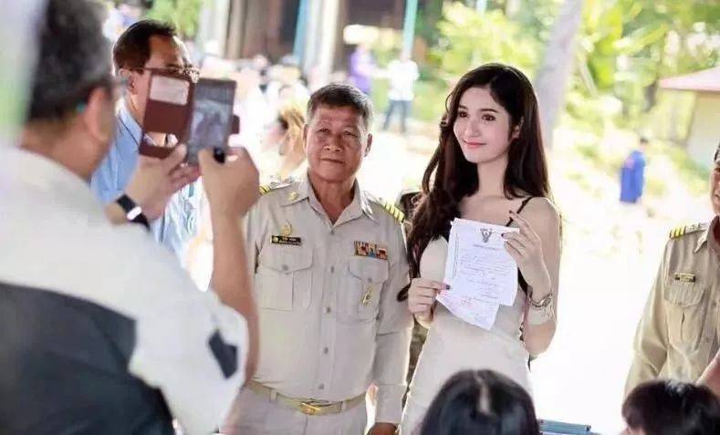 泰国征兵训练现场"美女如云",争奇斗艳:老娘补完妆再来收拾你