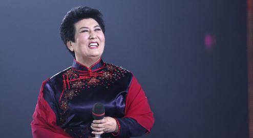 原创德德玛素颜温和,黑色外搭配波点丝巾低调简约,一看就是老艺术家