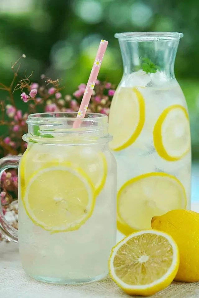 超简单蜂蜜柠檬水,自己在家做吧!