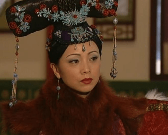 《金枝欲孽》中,邓萃雯饰演的"如妃"是前期后宫最受宠的妃子,她成熟