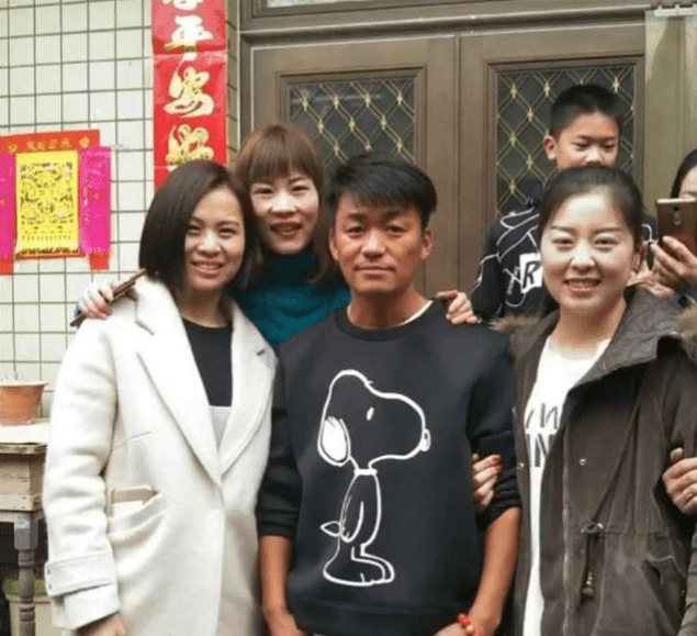 同是农村娃,王宝强给妈妈盖别墅,郭晓东却让母亲做手工住旧房_父母