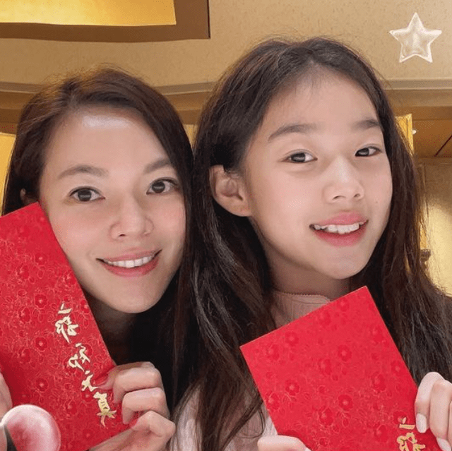 原创富士康老板娘晒三儿女合照六岁小女儿颜值超高未来有望成歌星