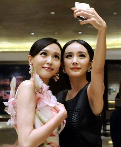 刘诗诗低调探班杨幂,两人亲密勾肩搭背,多年姐妹情让人羡煞不已