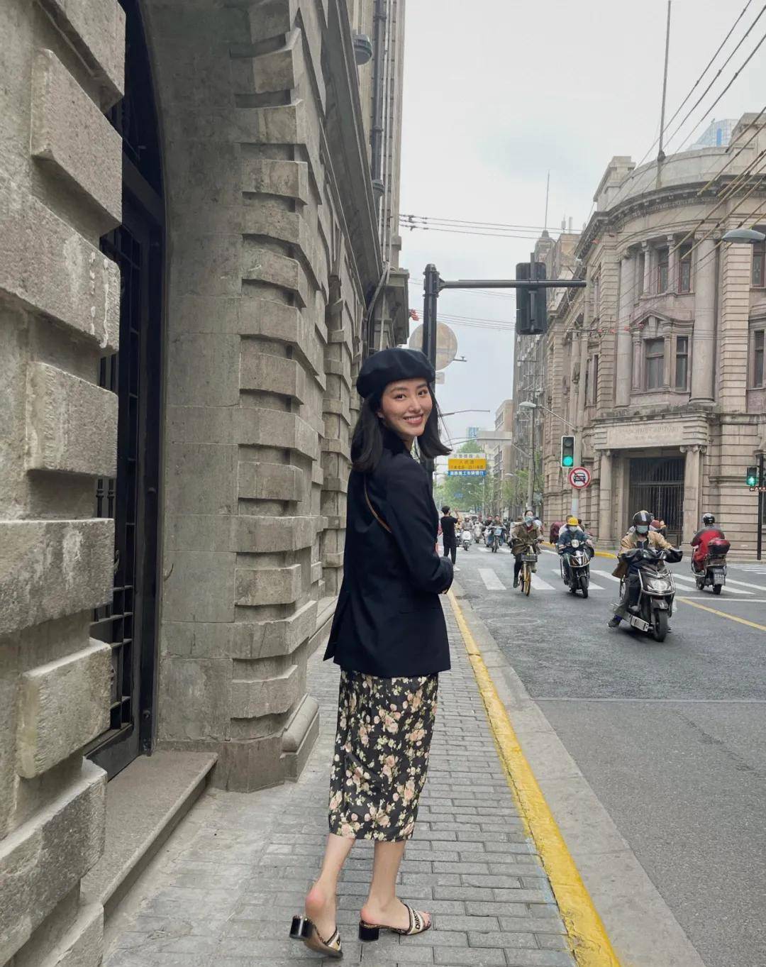 杨采钰穿玫瑰花半身裙搭配紧身针织,和时尚博主的穿搭出相反风格
