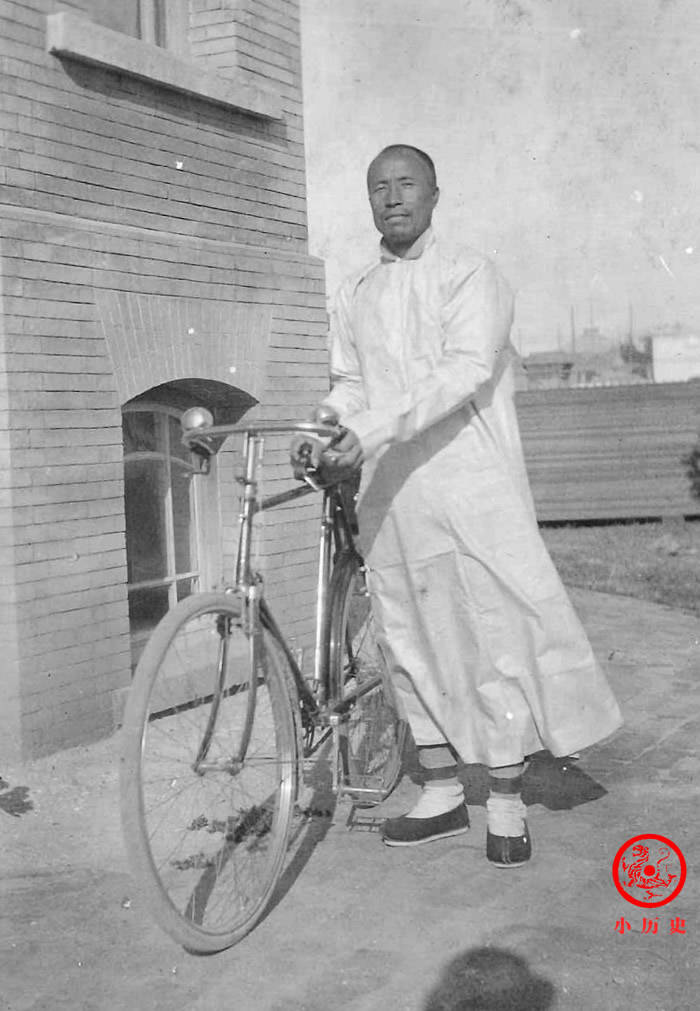 男子与自行车.清朝同治年间,中国人对自行车有了初步的认识.