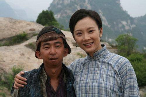 如今的巨兴茂身家已经上亿,并且也导演了很多的作品,在娱乐圈里边