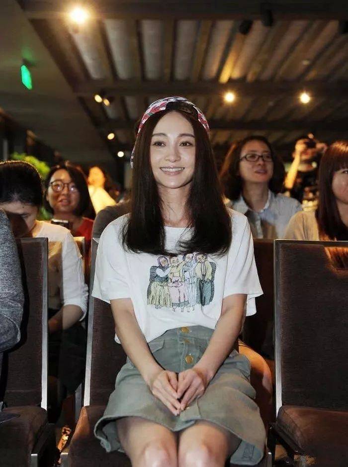姚笛外出聚会拍到的素颜脑门油的发亮无戏可拍打扮邋里邋遢