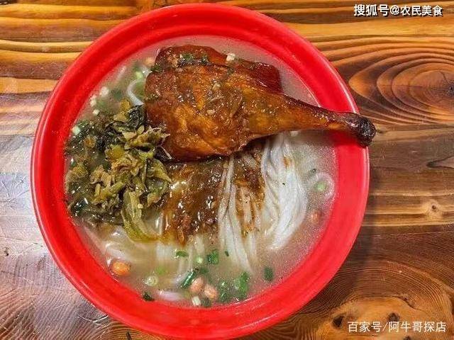 很多人来这里都喜欢点烧鸭腿粉,鸭腿分翅膀腿和后腿,后腿是热销产品