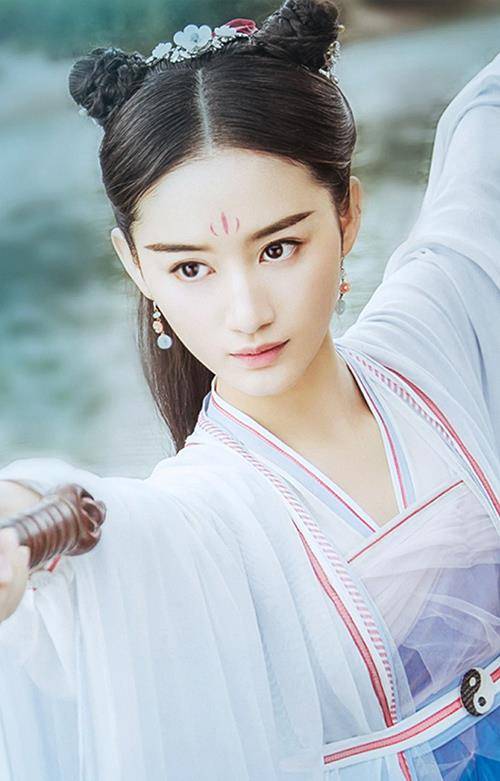 郭晓婷在古装剧《从前有座灵剑山》中饰演外表清纯可爱的九州第一