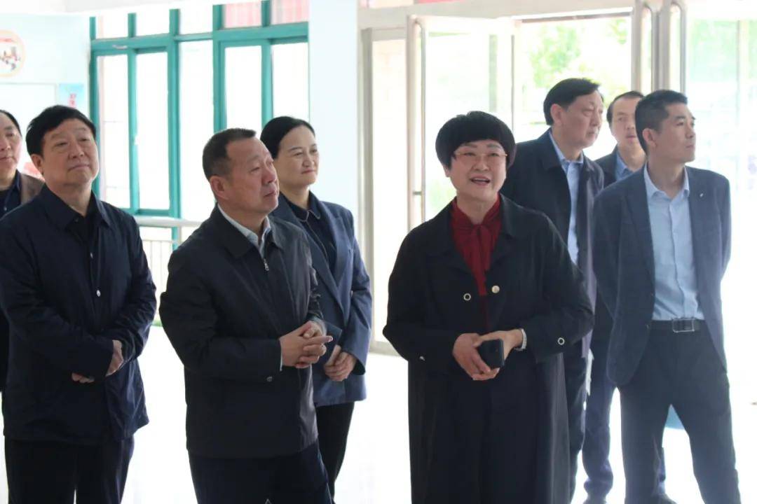 南阳市副市长阿颖一行莅临邓州市花洲实验小学进行调研