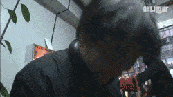 大叔不顾众人反对,两年来坚持喂养墙壁里的