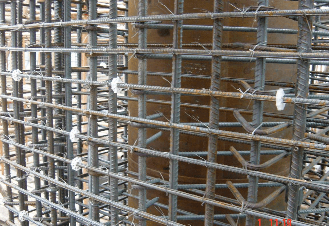 墙侧面保护层采用环行塑料垫块,间距每隔一米设置一道.