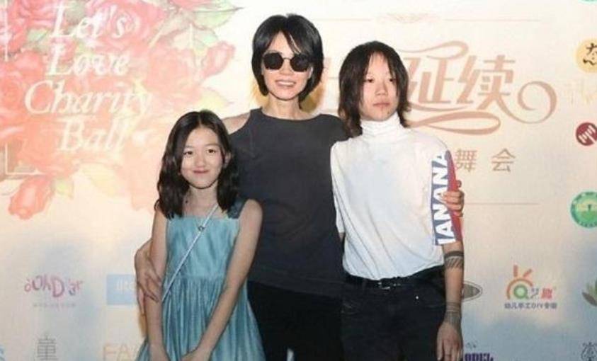原创李嫣近照曝光遭受质疑,打扮成熟"发育过猛",完全不像14岁孩子