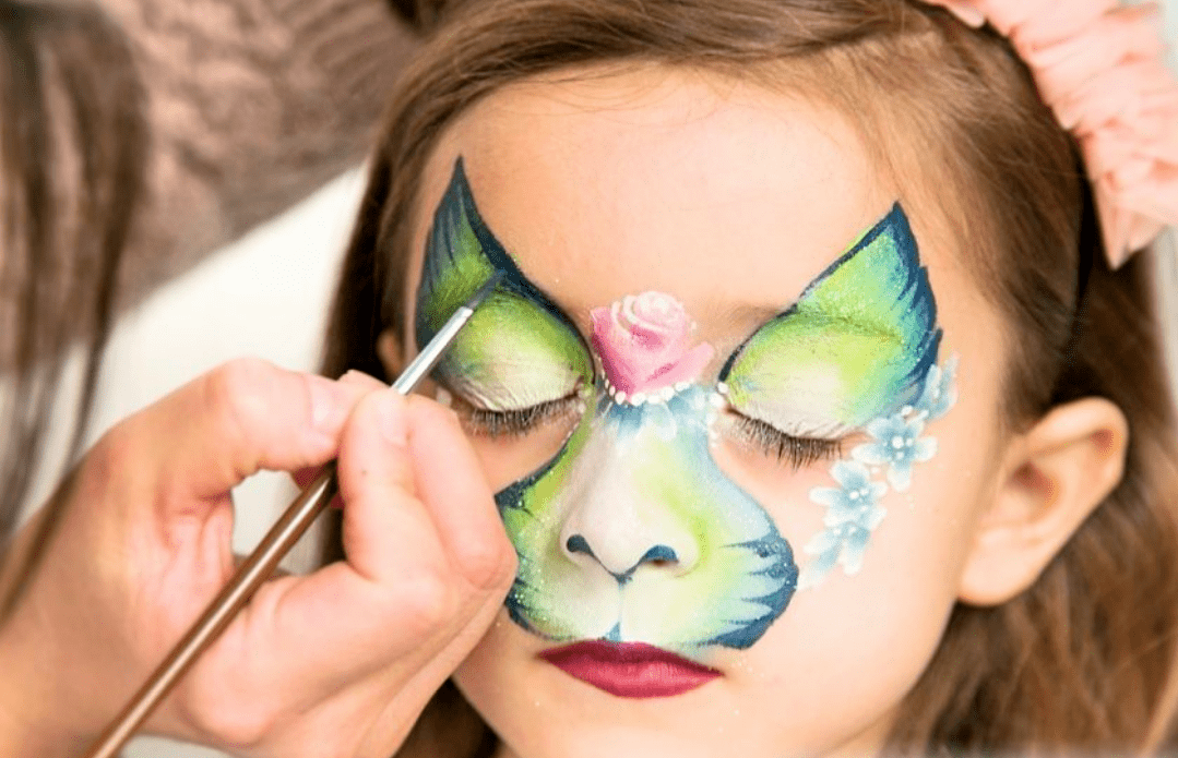 艺术家在小女孩脸上"面部彩绘",画出来的效果,让人感到惊艳
