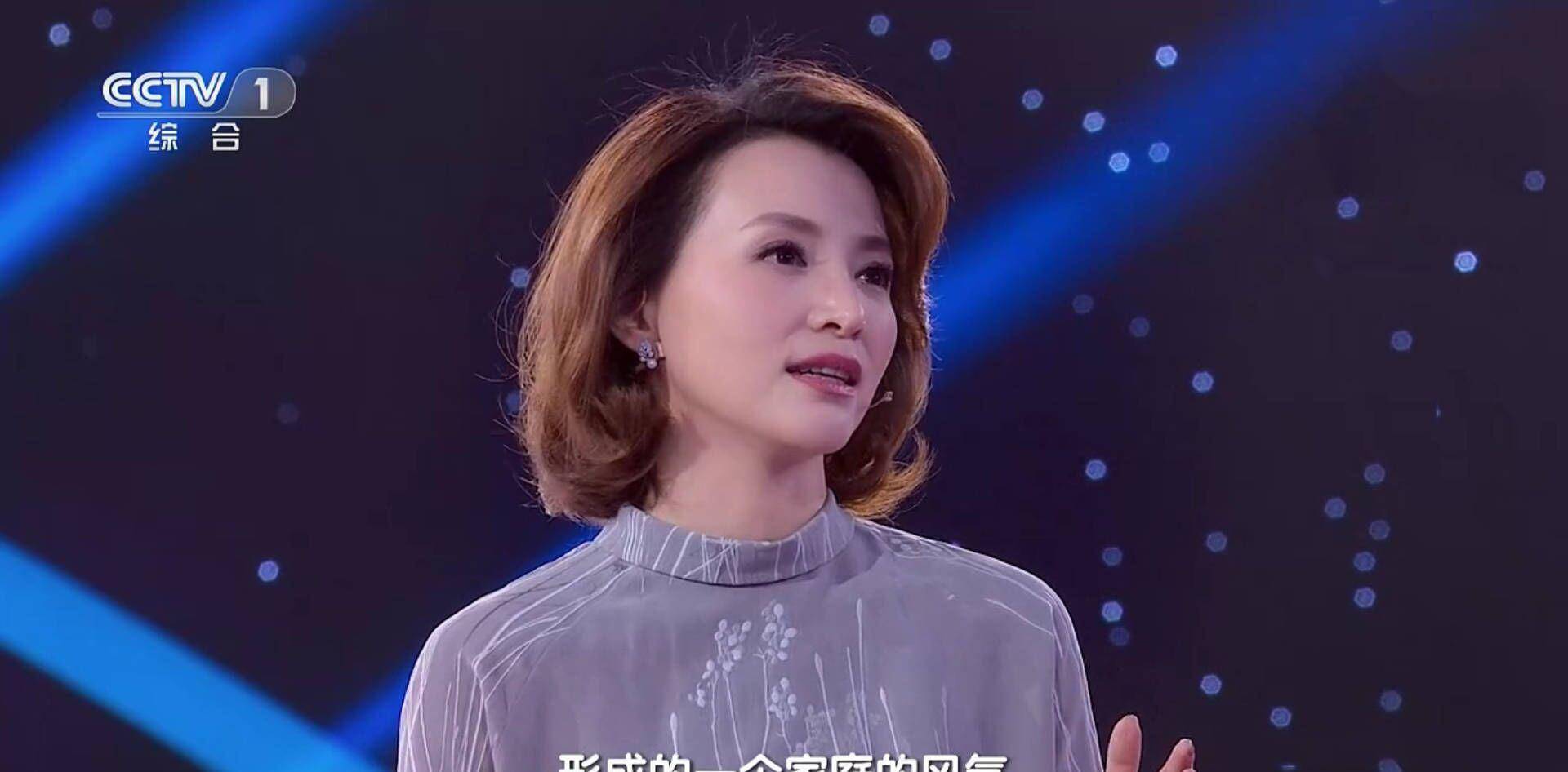 董卿颜值气质俱佳,完全不输一线女星,是什么造就了如今的她