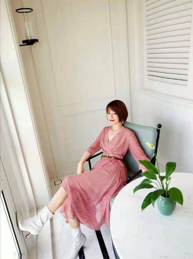 44岁马伊琍近照曝光,红裙白靴充满粉红气息,满屏娇俏感藏不住