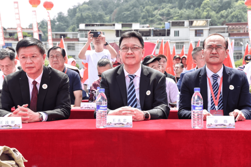全国自驾游大型活动近日在福建龙岩长汀客家母亲缘广场举行发车仪式