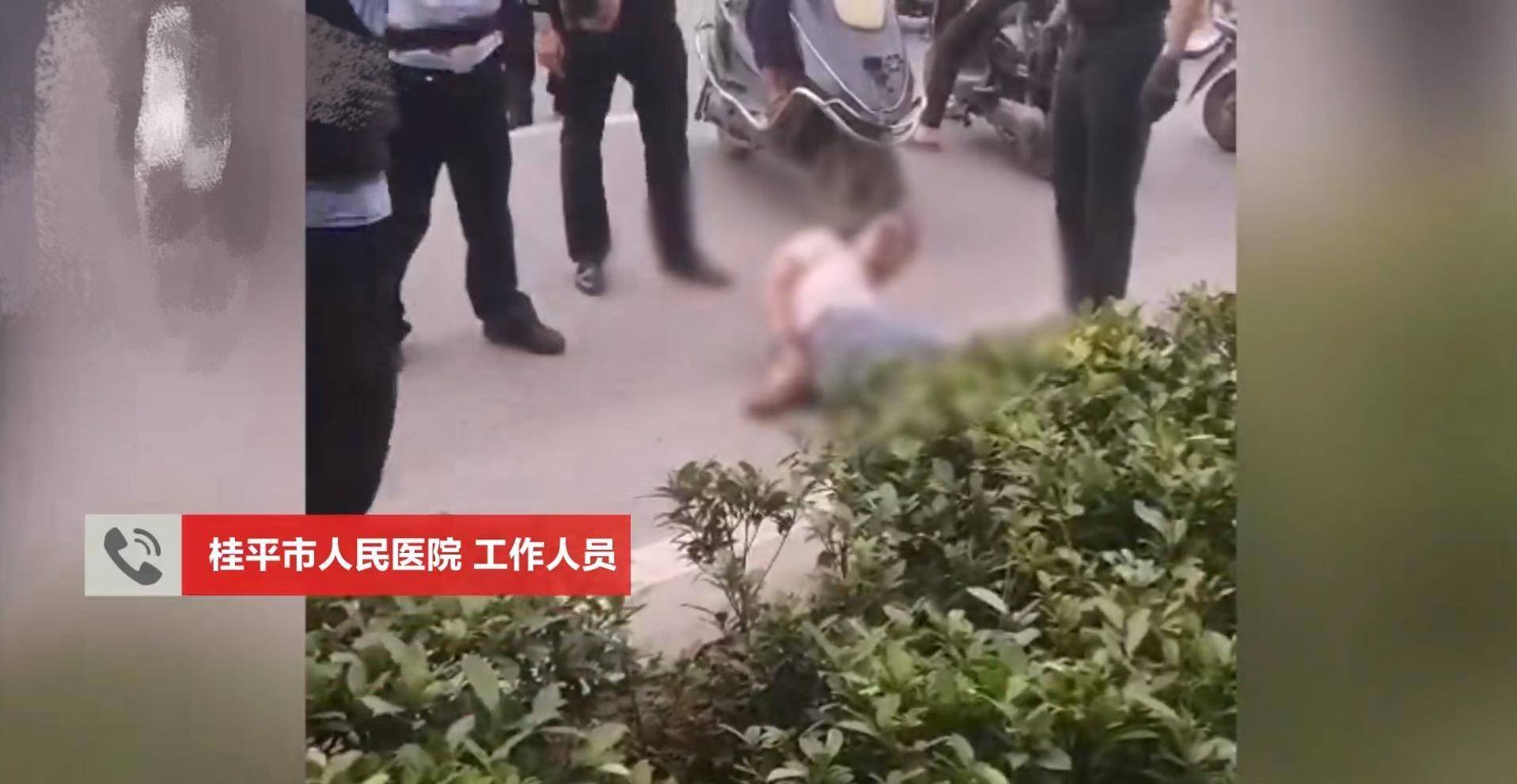 原创广西男子幼儿园门前持刀伤人,被市民堵住棒打,医院:2个孩子在手术