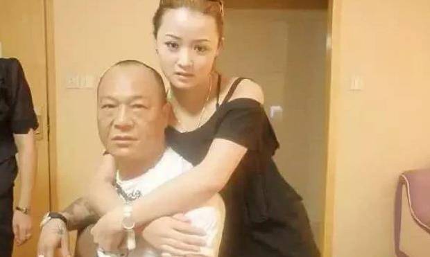 他跟妻子结婚多年,生下了三个儿子一个女儿,吴志雄非常享受家庭生活.
