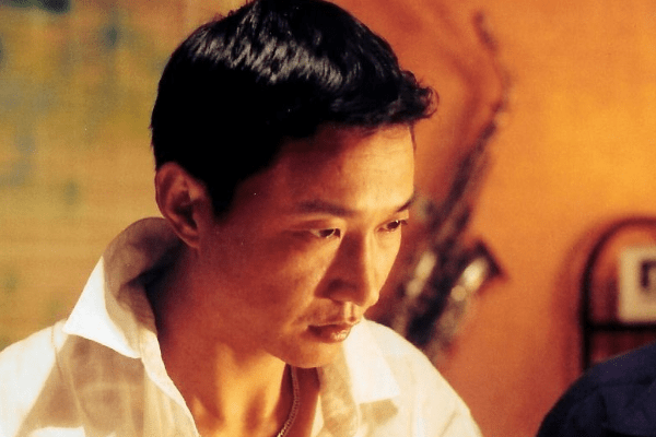 两人都是靠演"黑帮老大"而走红,今一人年薪过亿,一人沦为路人