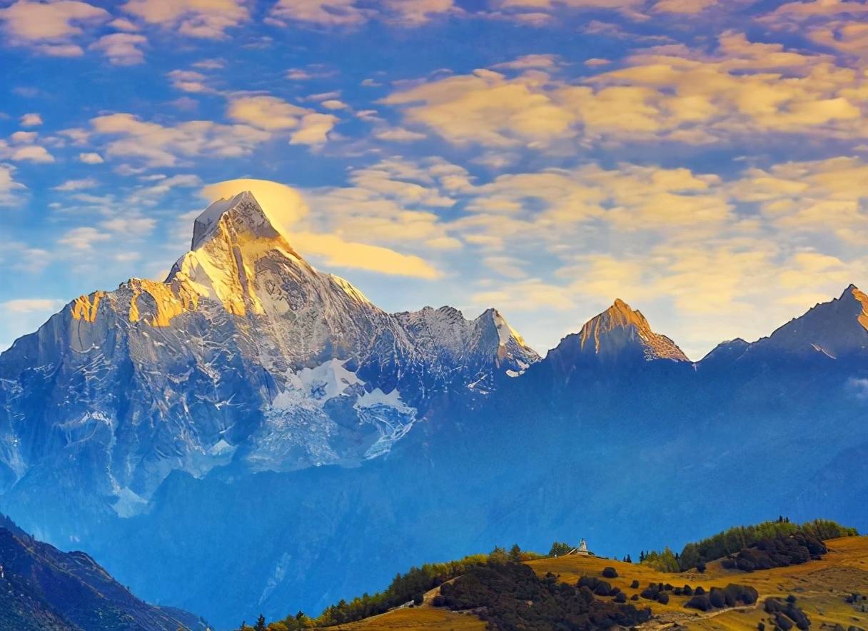 四川第二高峰,仅次于贡嘎雪山,被誉为"中国的阿尔卑斯