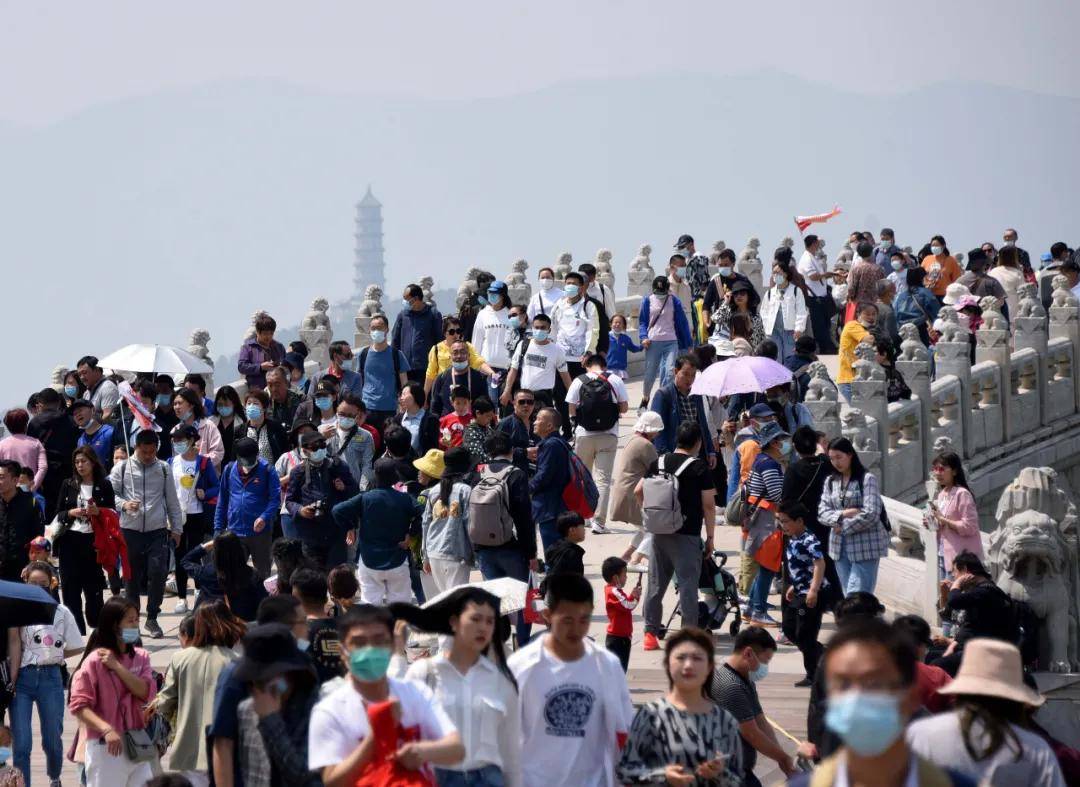 "五一"旅游太火爆!一家四口4天花费2万上热搜,十大最热门城市出炉