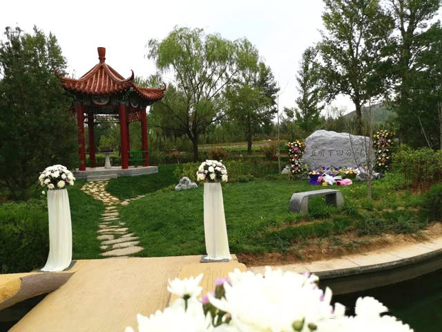 网友五一途径单田芳墓,六字墓志铭引网友泪奔,老先生精神永存