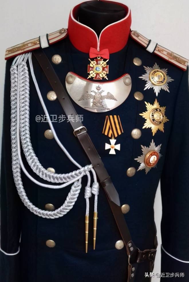 网上传言说,智利的军服和纳粹很像,其实智利模仿的 不是纳粹德军,而是
