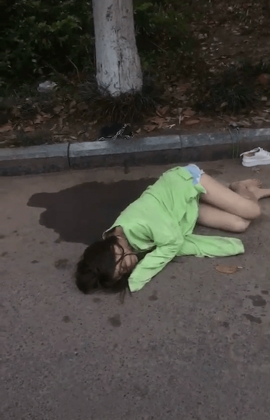 不知道这个醉酒女孩这样躺在地上多久了