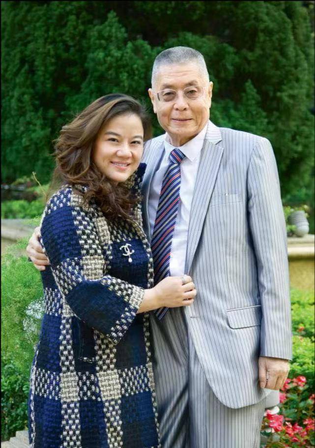 太太坐月子,81岁刘诗昆亲自带初生女儿出门,两名保姆贴身照顾