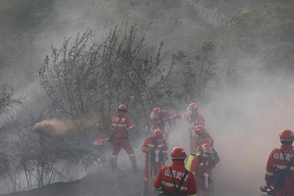 山火呼啸,武警官兵紧急驰援_山西省阳泉市